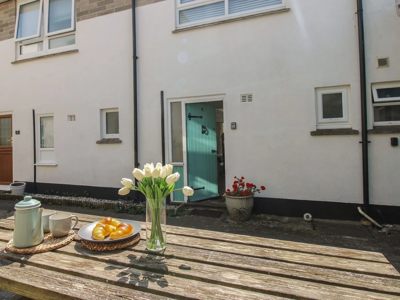 4 Thornlea Mews
