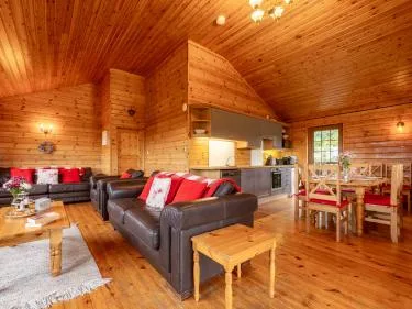 Clovelly Lakes Falcon Lodge Twelve