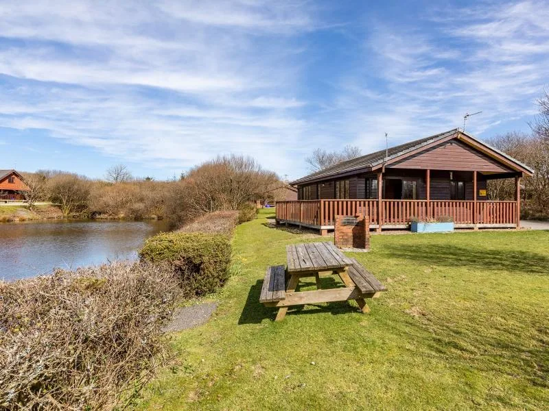 Clovelly Lakes Sky Lark Lodge Seven