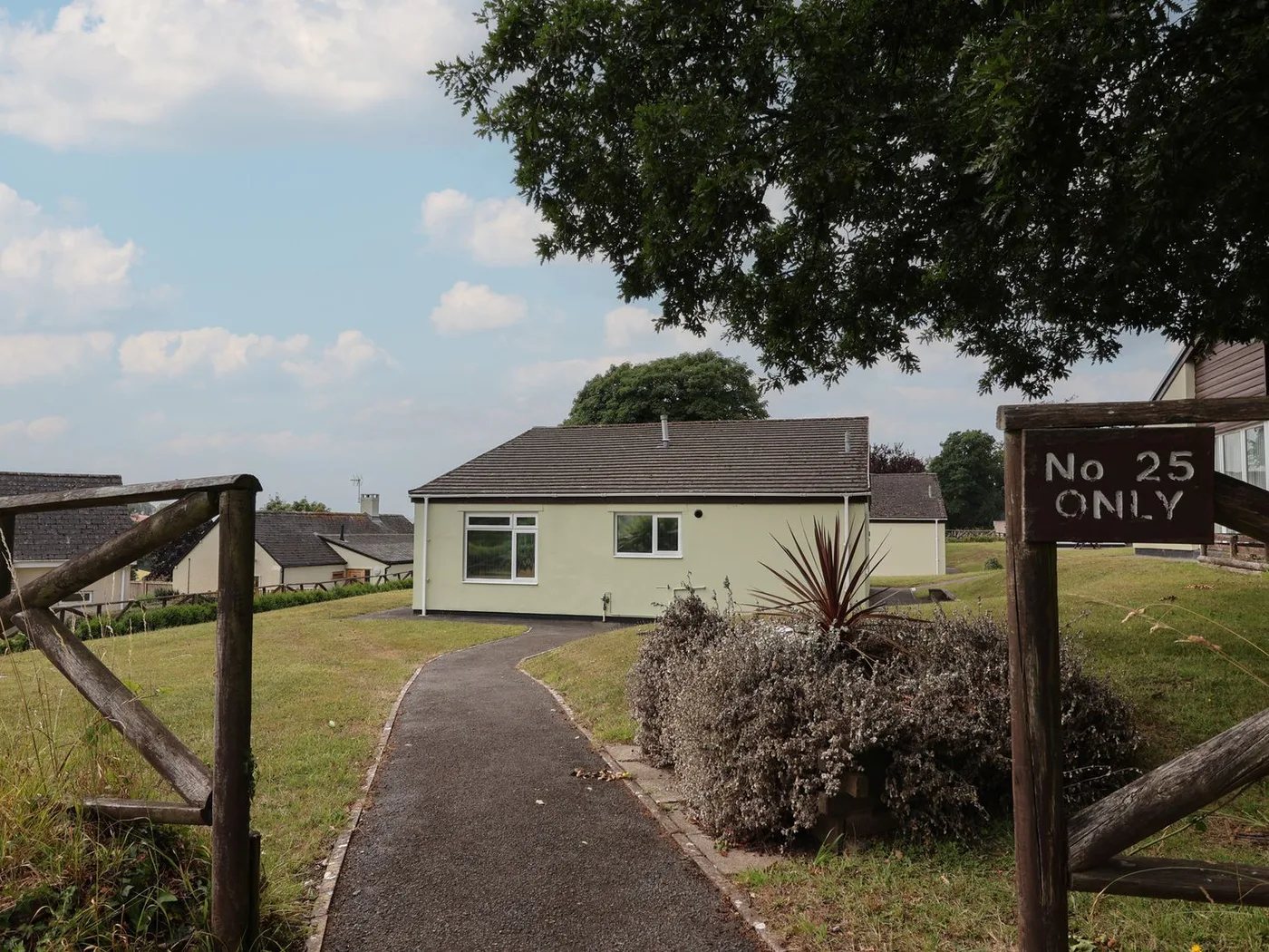 Harcombe House Bungalow – Pet Friendly with Wet Room
